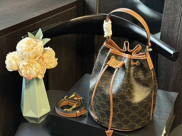 折叠礼盒 Celine新款抽绳水桶包来了 Celine 水桶包出新款了 新款水桶开口是抽绳设计 不用担心会掉东西 可以手拎或斜挎 容量非常可观 凯旋门老花图案