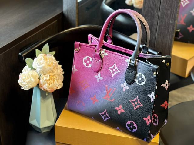 Lv本款onthego中号手袋释放monogram Empreinte压纹皮革的娴雅意味,可为当季造型注入盎然春意。充裕容量满足都市出行或商务所需,顶部手柄和长 Lv本款onthego中号手袋释放monogram Empreinte压纹皮革的娴雅意味,可为当季造型注入盎然春意。充裕容量满足都市出行或商务所需,顶部手柄和长