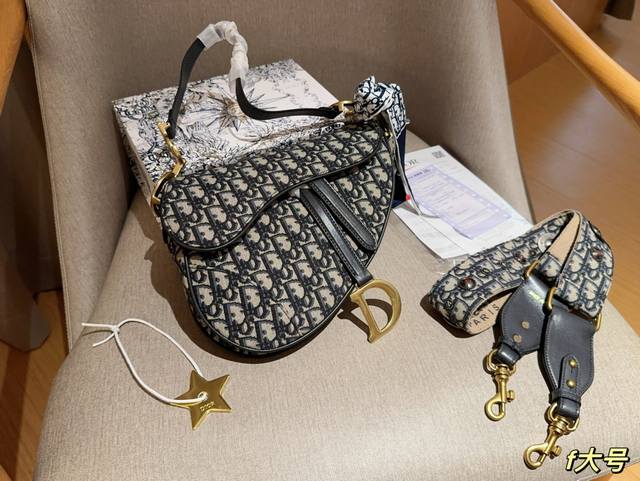 大号 配送丝巾星星挂件 迪奥dior 经典老花马鞍包 尺寸25×20×6 礼盒包装 大号 配送丝巾星星挂件 迪奥dior 经典老花马鞍包 尺寸25×20×6 礼盒包装