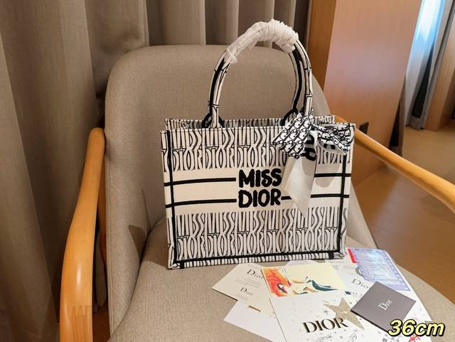 高版本配送丝巾 迪奥dior 24新品winter Miss Dior系列 Tote Book 托特包tote 绝美的梦中情包 尺寸36Cm 礼盒包装