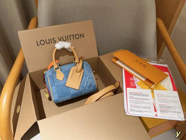 Lv 路易威登 牛仔蓝复古speedy 18枕头包 尺寸18Cm 礼盒包装飞机箱 Lv 路易威登 牛仔蓝复古speedy 18枕头包 尺寸18Cm 礼盒包装飞机箱