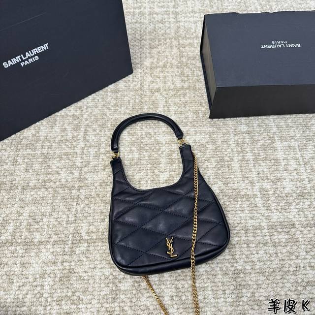 折叠盒 Ysl Sade Hobo专柜断货王 软糯小羊皮 爱不释手 独特的包型让人过目不忘 多种背法适配多种风格造型 气质优雅的u型袋口，让小小包型也足够腋下背