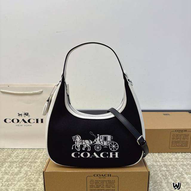 配礼盒 Coach蔻驰新款carmen 月牙腋下包 新配色超好看 简直不要太可爱 质感超赞，复古又文艺～ 超级新潮，设计感满满！ 包身很轻，御姐可甜美 Size