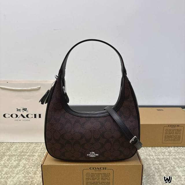 配礼盒 Coach蔻驰新款carmen 月牙腋下包 新配色超好看 简直不要太可爱 质感超赞，复古又文艺～ 超级新潮，设计感满满！ 包身很轻，御姐可甜美 Size