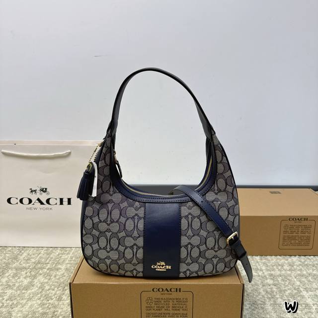 配礼盒 Coach蔻驰新款carmen 月牙腋下包 新配色超好看 简直不要太可爱 质感超赞，复古又文艺～ 超级新潮，设计感满满！ 包身很轻，御姐可甜美 Size