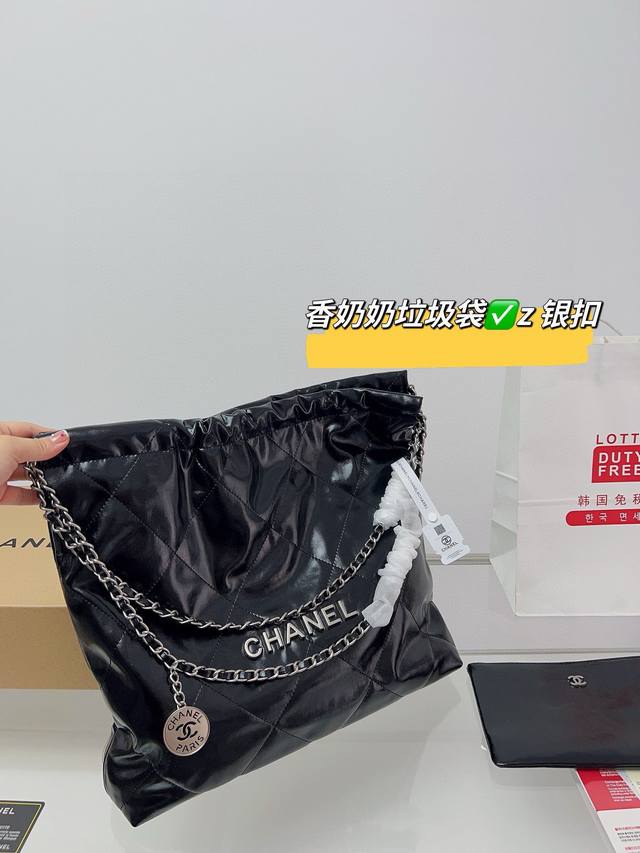 全套包装 香奈儿垃圾袋最近很火的22Bag垃圾袋 容量很还蛮大的 实物绝美！ 可手提单肩斜挎去背 链条比较长 姐妹们可以去搭配调节扣去调节长短 上身也非常好看