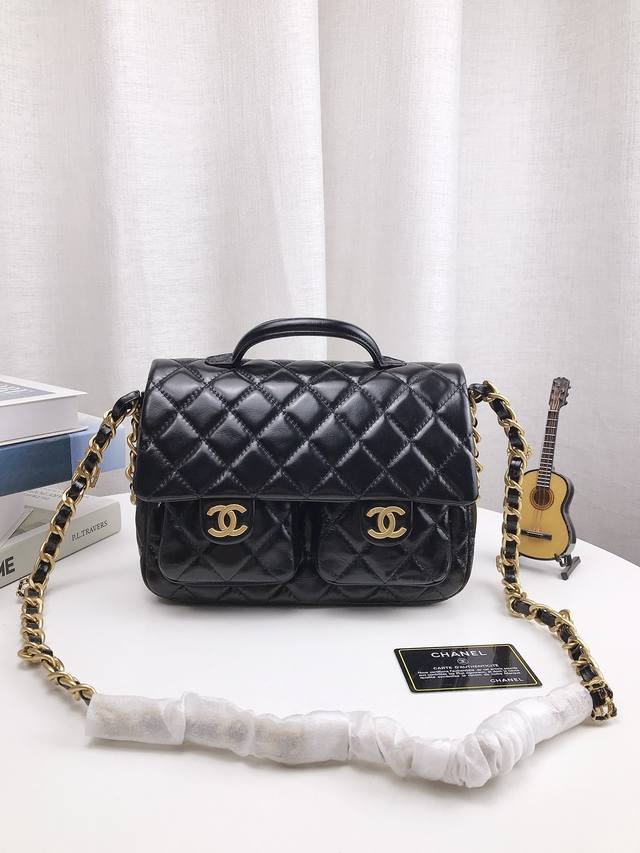 折叠礼盒包装 高品质 牛皮 Chanel香奈儿vintage 24A邮差包 包包是双c磁吸设计，开合很方便 精致设计两个前置小口袋 方便收纳 空间超可 能满足日