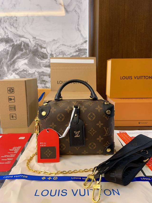 全套飞机折叠礼盒 Lv 旅行包款 这款包真的很简单 越看越好看 容量非常感人 轻松装纳日常随身物品 这只包真的要安利大家 简直是搭配神器 女神必备单品 尺寸：2