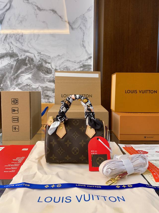 新款 配折叠盒飞机盒 变色皮 Size：16*12Cm Lv Speedy Nano 代购渠道 台湾客定老花+五金+变色皮 肩带可以拆卸和调节长短哦！