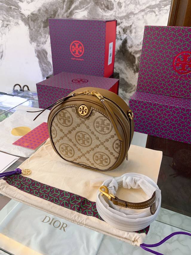 小牛皮 Tory Burch 托里伯奇 圆饼包 原单开模定制 五金内衬镂空logo 内带产地标进口面料手感质感超级好更耐磨!亮泽五金不褪色 单肩斜挎包时尚百搭 小牛皮 Tory Burch 托里伯奇 圆饼包 原单开模定制 五金内衬镂空logo 内带产地标进口面料手感质感超级好更耐磨!亮泽五金不褪色 单肩斜挎包时尚百搭