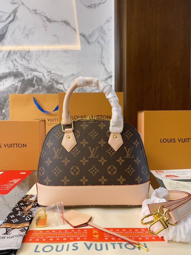 Lv Alma贝壳包是lv家四大金刚之一，原型来自于1934年由加斯顿威登先生创作的squire Bag旅行袋，最初是为当时的上流人士出行而设计的，所以它不仅品