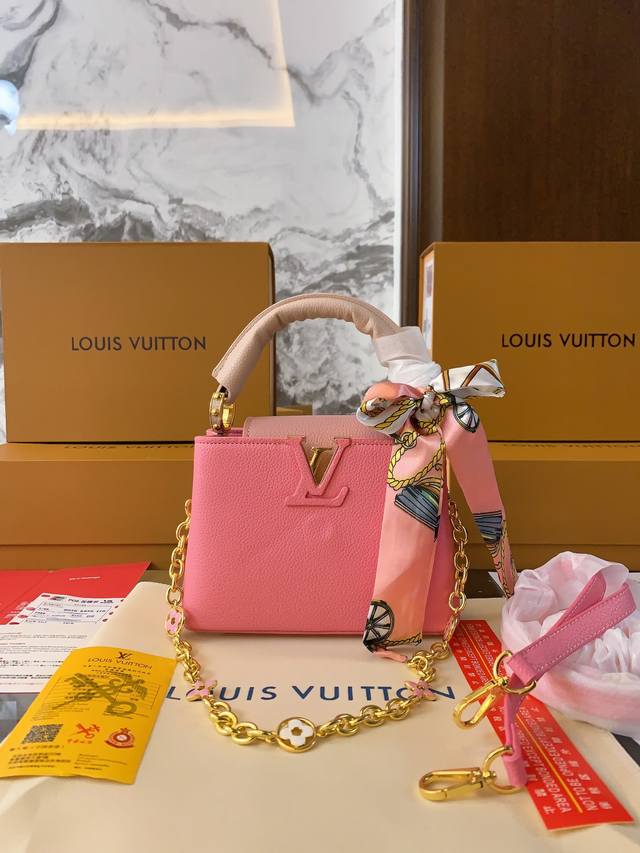 Lv Capucines Bb 升级改造今年最多明星街拍的lv包包你能想到哪些款式呢？恐怕大多女性都会把目光锁定到柔软的荔枝纹taurillon系列吧，因为全都