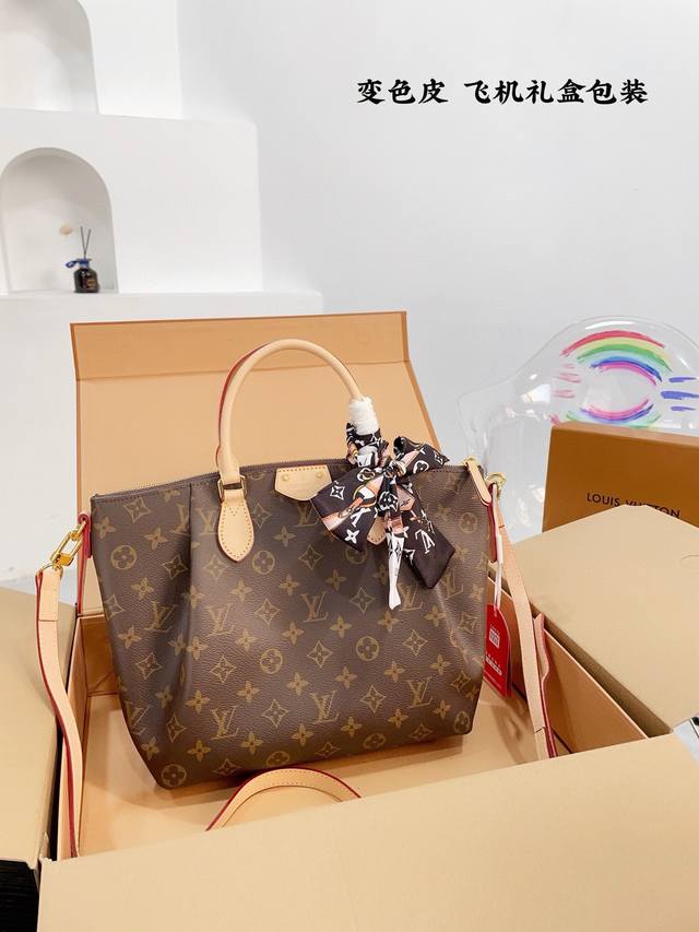 高品质 飞机礼盒全套包装 变色皮 饺子包～Lv 款号 这款retiro 手袋以标志性的lv老花面料制成，搭配奢华的黄皮饰边，经典永恒。优雅低调的外形设计和宽敞的