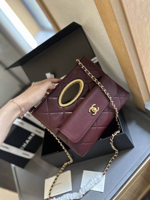 羊皮 折叠礼盒包装 Chanel 晚宴包 慵懒随性又好背 上身满满的惊喜 高级慵懒又随性 彻底心动的一只 Size:25Cm 羊皮 折叠礼盒包装 Chanel 晚宴包 慵懒随性又好背 上身满满的惊喜 高级慵懒又随性 彻底心动的一只 Size:25Cm