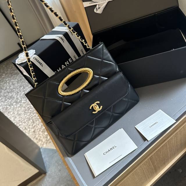 羊皮 折叠礼盒包装 Chanel 晚宴包 慵懒随性又好背 上身满满的惊喜 高级慵懒又随性 彻底心动的一只 Size:25Cm 羊皮 折叠礼盒包装 Chanel 晚宴包 慵懒随性又好背 上身满满的惊喜 高级慵懒又随性 彻底心动的一只 Size:25Cm