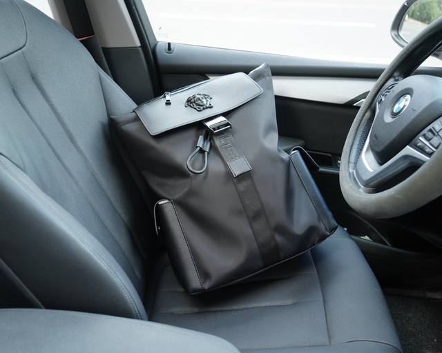 范思哲 官网同步 高版本 原厂双肩背包 不要错过 全原单布料制作 品质极好 超大容量 非市面普通货 来自贸易公司的狠货.. 强调一下 原厂 一直是抢爆的款式 专