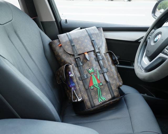 路易威登 官网同步 高版本 原厂双肩背包 不要错过 全原单小牛皮制作 品质极好 超大容量 非市面普通货 来自贸易公司的狠货.. 强调一下 原厂 一直是抢爆的款式 路易威登 官网同步 高版本 原厂双肩背包 不要错过 全原单小牛皮制作 品质极好 超大容量 非市面普通货 来自贸易公司的狠货.. 强调一下 原厂 一直是抢爆的款式