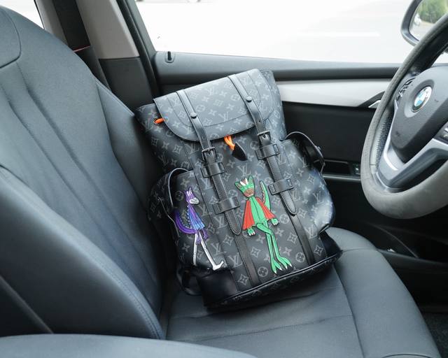 路易威登 官网同步 高版本 原厂双肩背包 不要错过 全原单小牛皮制作 品质极好 超大容量 非市面普通货 来自贸易公司的狠货.. 强调一下 原厂 一直是抢爆的款式