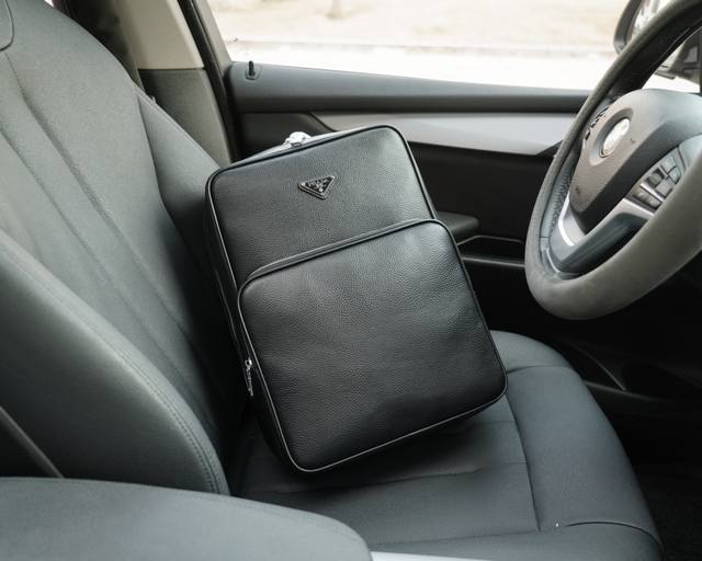 普拉达 官网同步 高版本 原厂双肩背包 不要错过 全小牛皮制作 品质极好 超大容量 非市面普通货 来自贸易公司的狠货.. 强调一下 原厂 一直是抢爆的款式 专柜