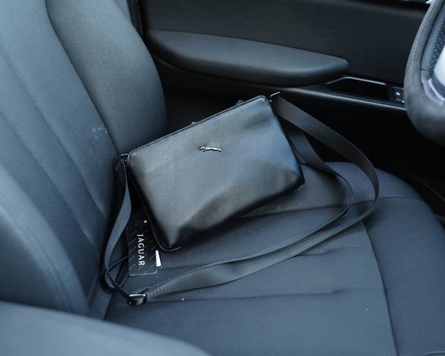 捷豹 官网同步 高版本 斜挎包 手拿包 独家首发 原单牛皮材质 顶级树脂五金配件 非市面普通货 出入专柜无压力 今年最新爆款 专柜一包难求 Jiebao系列 完