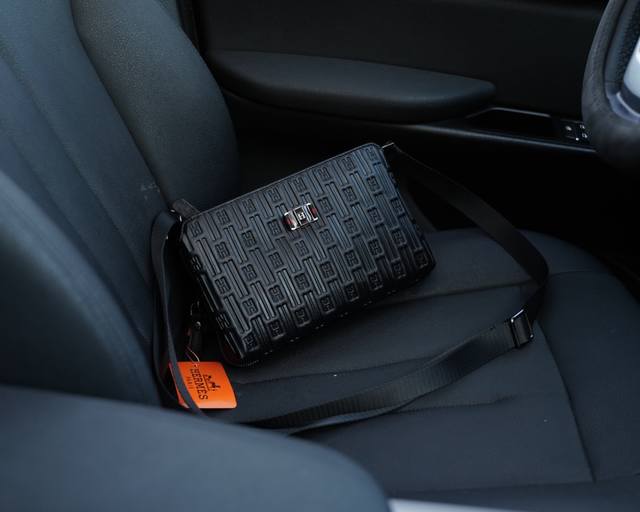 爱马仕 官网同步 高版本 斜挎包 手拿包 独家首发 原单牛皮材质 顶级树脂五金配件 非市面普通货 出入专柜无压力 今年最新爆款 专柜一包难求 Hermes系列