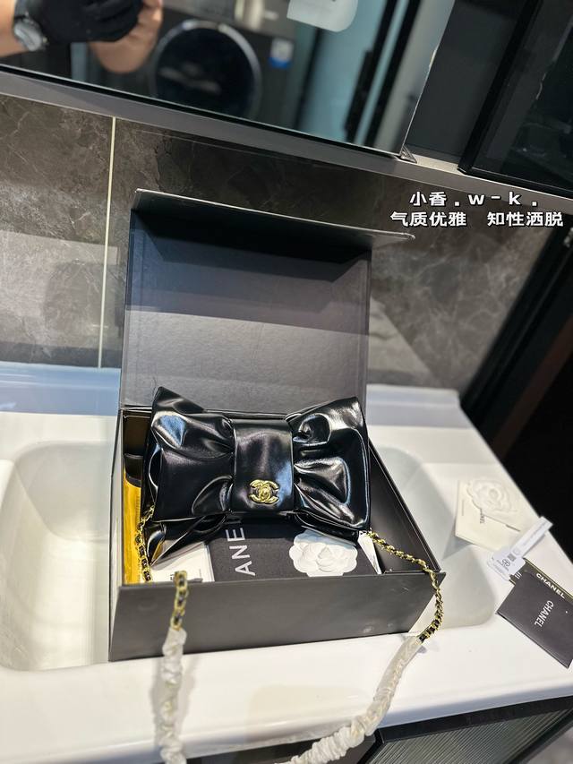 礼盒包装 Chanel 香奈儿蝴蝶结晚宴包 Chanel 24B 高级手工坊系列让人想到小魔女！ 富有光泽感呈现出的蝴蝶结造型 稍显年轻却又流露出神秘感，有种魔