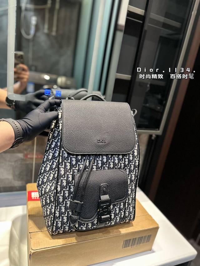 小长假必备双肩包! Size:30*42Cm D家 老花款双肩包 一款背起来超舒服的它 可可爱爱! 黑色和海军蓝oblique图案绣线 有质感! 搜索 Dior 小长假必备双肩包! Size:30*42Cm D家 老花款双肩包 一款背起来超舒服的它 可可爱爱! 黑色和海军蓝oblique图案绣线 有质感! 搜索 Dior