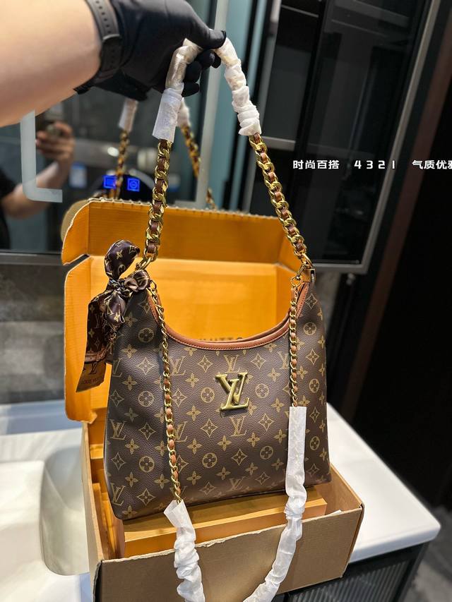 礼盒包装 Lv托特!特点是容量巨大!材质也是今年大热的流行元素 简洁的字母设计可以搭配任何颜色的服装造型!关键实用性极好!整个包又轻便又大!做妈咪包也是超时髦! 礼盒包装 Lv托特!特点是容量巨大!材质也是今年大热的流行元素 简洁的字母设计可以搭配任何颜色的服装造型!关键实用性极好!整个包又轻便又大!做妈咪包也是超时髦!