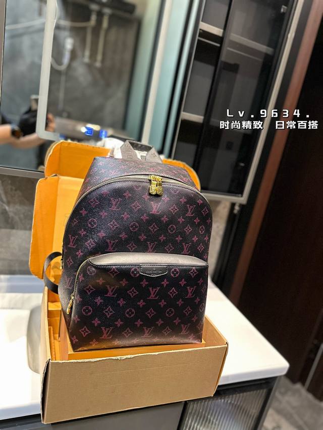 Lv 早春新款 双肩包 轻商务休闲两不误。 设计简约大方，无论是上班族还是大学生，都能轻松驾驭。 让你的生活更加便捷，更加时尚。 尺寸：28*15*36Cm