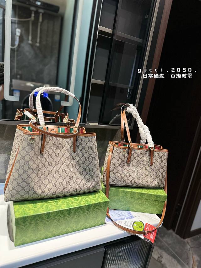 古驰全新emblem系列太美了吧等了半个世纪的全新emblem,颜值太高了设计师太贴心了还设计了挂件扣，包自重超轻逛街一整天都不觉得累肩背可斜挂，打造不费力的时