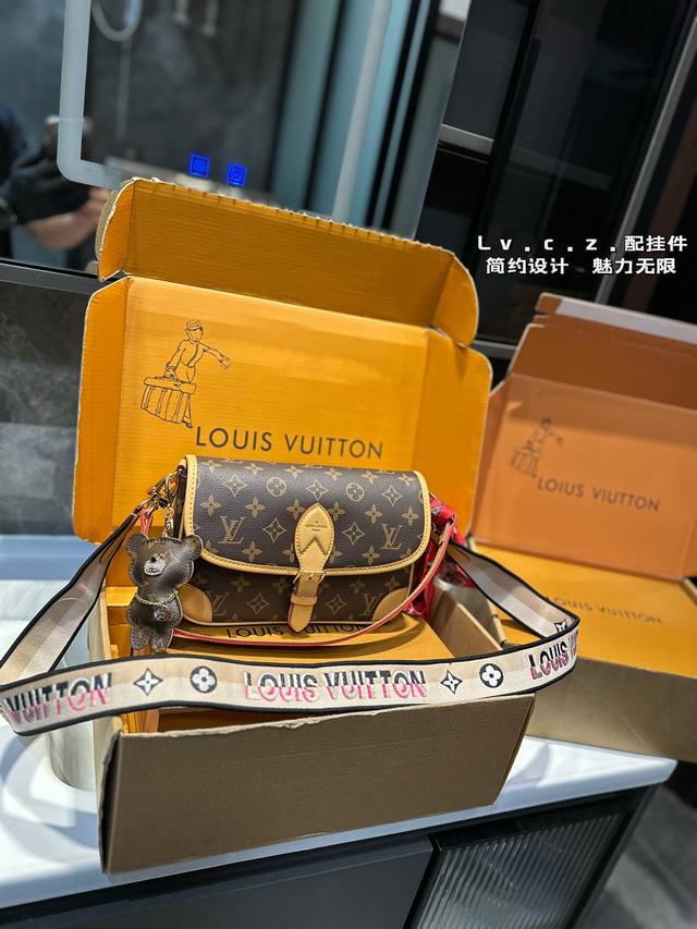 礼盒包装 早春系列新品 Diane法棍 配有一根皮肩带 可腋下背 一根刺绣肩带 可肩背斜跨 容量日常足够用 尺寸大25Cm