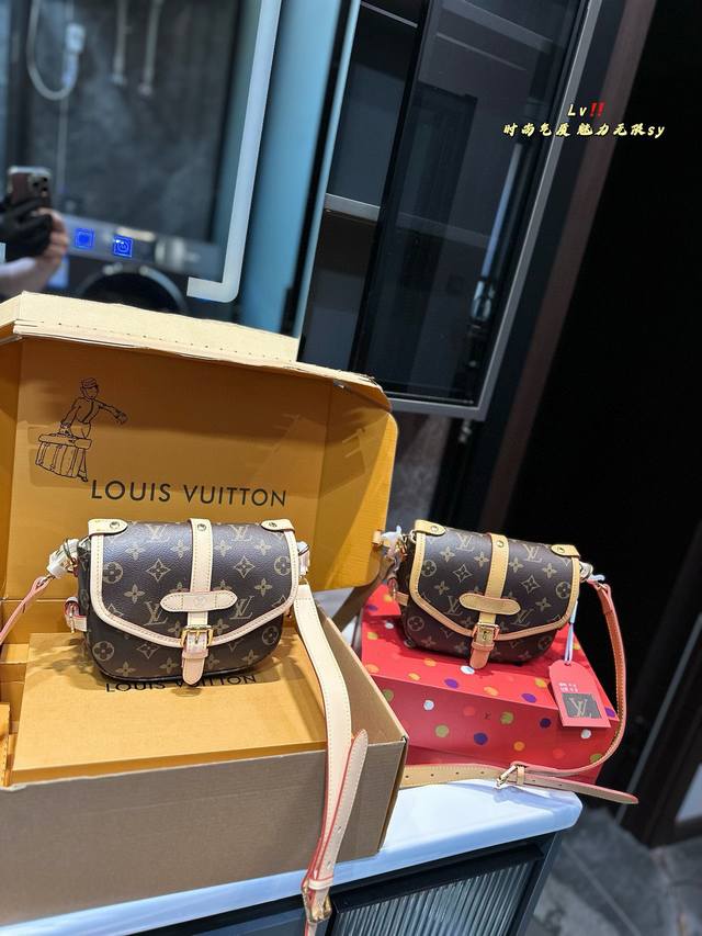 礼盒包装 Lv路易威登新款saumarbb双子星马鞍包 附有两条肩带，可爱的马鞍型！ 手提斜挎都很真的超级好看 越背越喜欢，越看越心动 Size:19×16