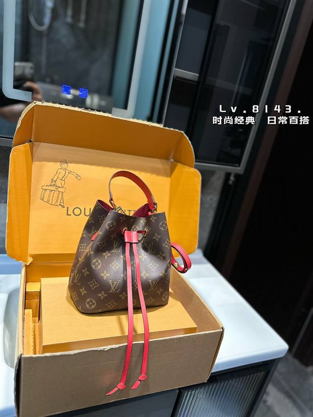 Lv 水桶包满满的专柜味道 Lv水桶包néonoé选用柔软的monogram帆布面料 并搭配变色皮装饰 细节完美对花 配纯正变色小牛皮 原版五金全部带logo