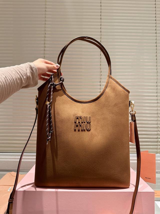 配盒 Size：35*32Cm Miumiu新款托特tote 今年的风刮的太猛了 老多爆款了！ 这款的版型也太好看了吧~