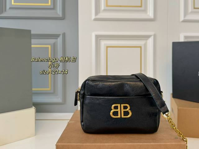 小号 折叠盒 Size：21×14小号 Balenciaga 巴黎世家链条相机包 皮质柔软，自重轻，容量感人～ 时尚与舒适的完美结合 超级实用百搭！ 设计简约大