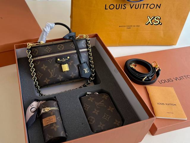 配盒 Size:19×12 超值套盒全套礼盒包装 包包钱包口红包 Lv路易威登vantity老花化妆包 经典元素,搭配pick链条复古精致, 皮质超软,小巧爱却 配盒 Size:19×12 超值套盒全套礼盒包装 包包钱包口红包 Lv路易威登vantity老花化妆包 经典元素,搭配pick链条复古精致, 皮质超软,小巧爱却