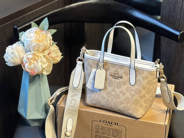 原单 官网飞机 Coachgallery 2024 年新款饺子包 面料是经典的logo 老花 非常百搭 小小一只很适合 日常物品都可以容纳m！ 尺寸20
