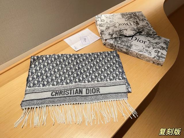 带图片同款全套包装 Dior迪奥围巾 专柜原版打版定制 Dior老花围巾，深蓝色，对版专柜水洗标， %山羊绒的材质打造对版专柜定制羊绒线织成层次老花，一体锁边细
