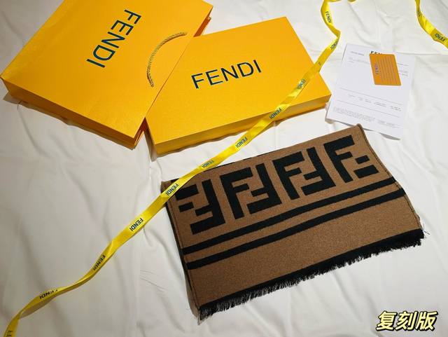 带图片同款全套包装 Fendi芬迪围巾 专柜原版打版定制芬迪蚕丝羊毛围巾 黑色与卡其的撞色，对版专柜水洗标，95%羊绒和5%桑蚕丝的材质，手感柔软一体锁边细节不