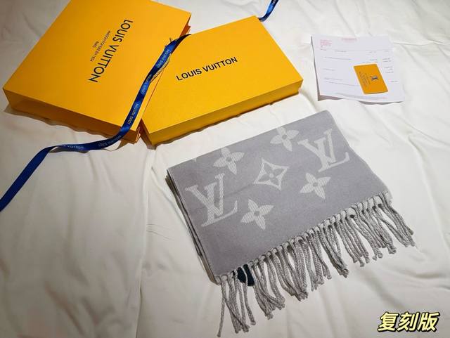 带图片同款全套包装 Lv羊毛围巾 专柜原版打版定制提花织纹lv Essential 围巾 灰色与米色的撞色, %羊毛的材质,手感柔软进口机器与定制羊毛线打造专柜 带图片同款全套包装 Lv羊毛围巾 专柜原版打版定制提花织纹lv Essential 围巾 灰色与米色的撞色, %羊毛的材质,手感柔软进口机器与定制羊毛线打造专柜