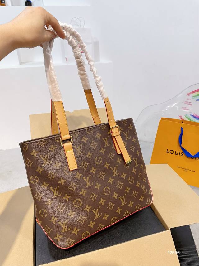 配盒 尺寸：30.24.11 Lv Piano Mezzo托特手袋 质感很高级 容量超级大也很耐用 日常出街背它回头率百分百 就是这种随性慵懒感