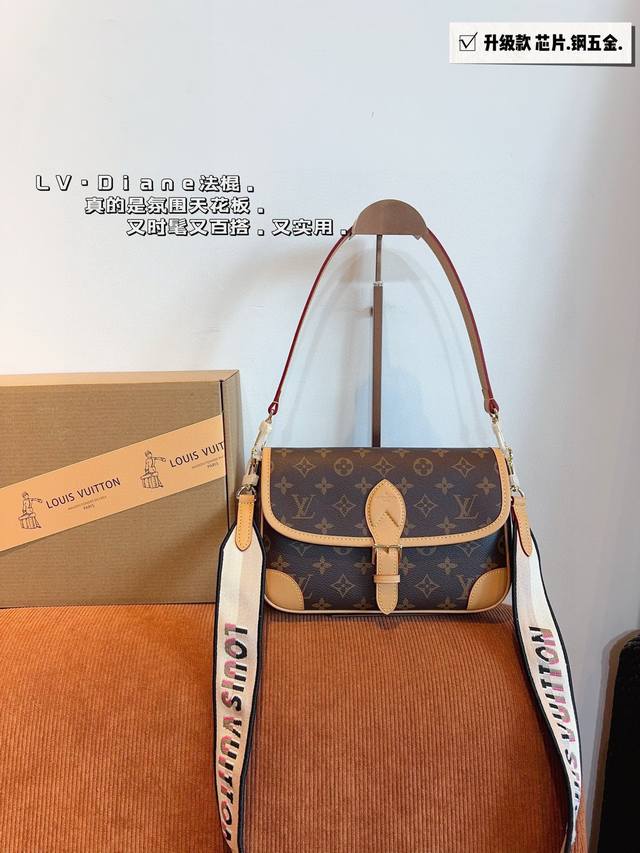 配礼盒. L家 Diane 法棍手袋 升级款 定制老花面料搭配深色树膏皮 配置两条肩带 今天的快乐是法棍给的！ 搜索 Lv 法棍 原单品质 尺寸：25*9*15