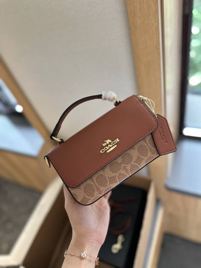 礼盒包装 Coach 新款mini Josie 平滑牛皮材质拼接牛皮材质，手拎斜挎皆可，质感 Level拉满！！ 精致与复古并存的时髦手机包，斜挎包‘M！ 黑色