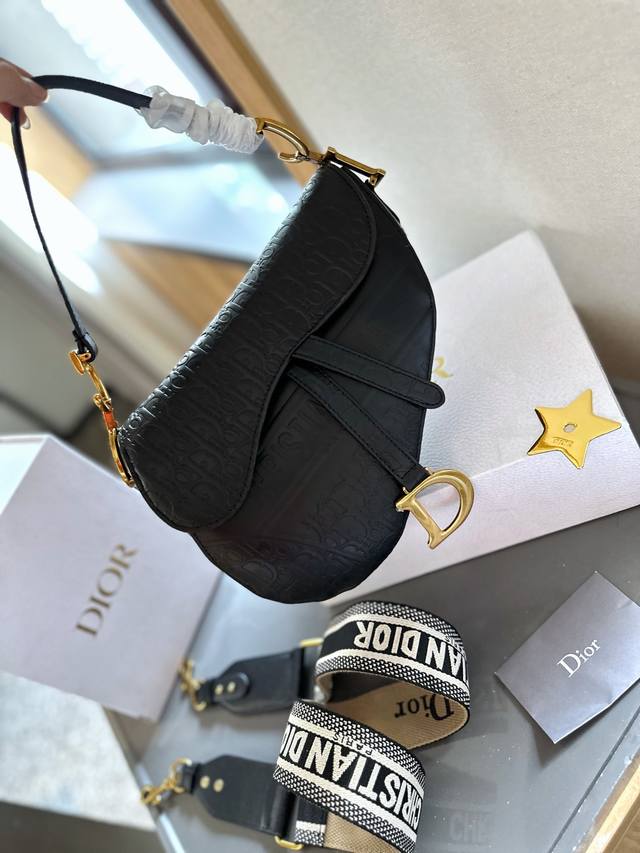 礼盒包装 D家轰动时尚的马鞍包当数老花款最受热捧~每个包柜里都应该有的永恒经典!也必将是一直火爆的传奇之作,Dior Saddle马鞍包,有故事的包包注定不平凡 礼盒包装 D家轰动时尚的马鞍包当数老花款最受热捧~每个包柜里都应该有的永恒经典!也必将是一直火爆的传奇之作,Dior Saddle马鞍包,有故事的包包注定不平凡