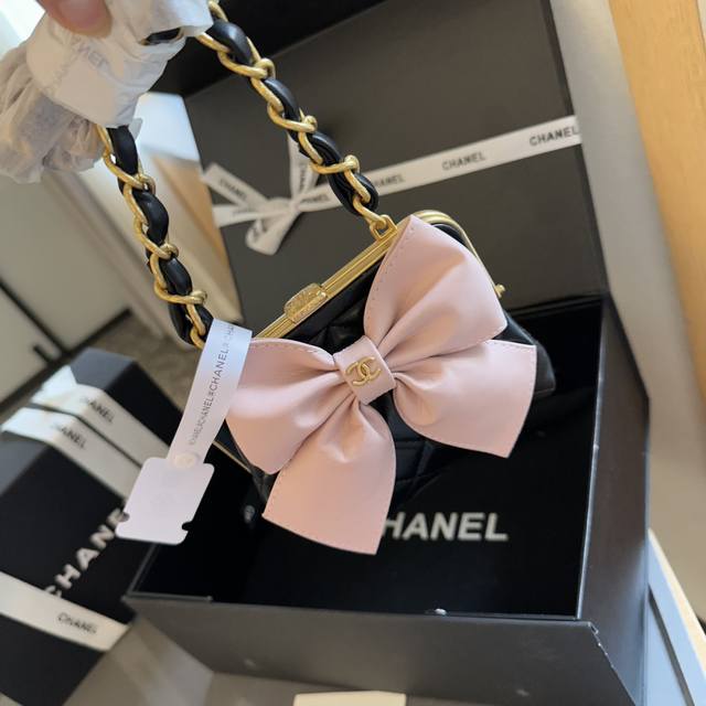 折叠礼盒包装 Chanel 香奈儿 蛙口蝴蝶结夹子包 百搭经典 精致的一只 真的超级无敌巨可爱 仙气满满 小姐姐日常必入款h！ 尺寸13.11Cm