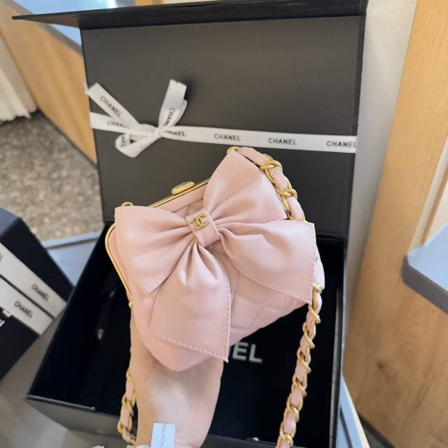 折叠礼盒包装 Chanel 香奈儿 蛙口蝴蝶结夹子包 百搭经典 精致的一只 真的超级无敌巨可爱 仙气满满 小姐姐日常必入款h！ 尺寸13.11Cm