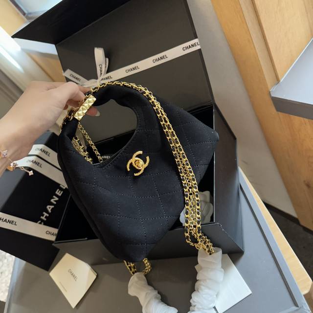 折叠礼盒包装 Chanel 香奈儿 24 新品 流苏hobo 腋下包 谁能拒绝一个能装又好看的hobo啊！ 还是羊皮黑金hobo 而且链条也很特别 虽然链条是看