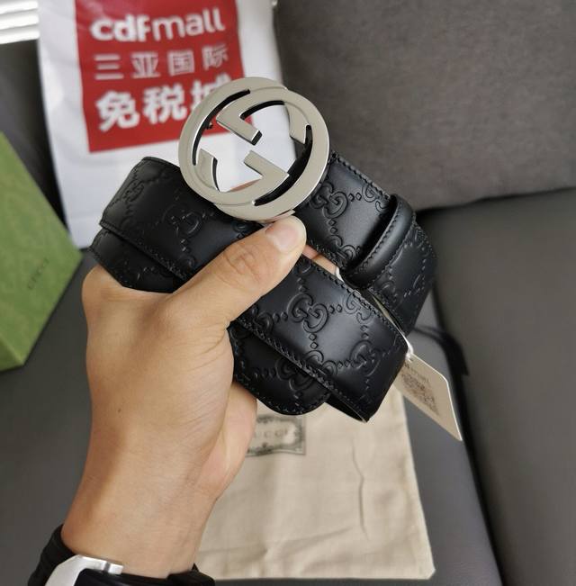 礼物 品牌 :古奇 价格 :配带全套原版包装 材质 : 牛皮 搭配18K钢扣3.8Cm 卖点 :皇家御用经典款式，永不过时。带身压品牌logo原版钢印,质感卓越