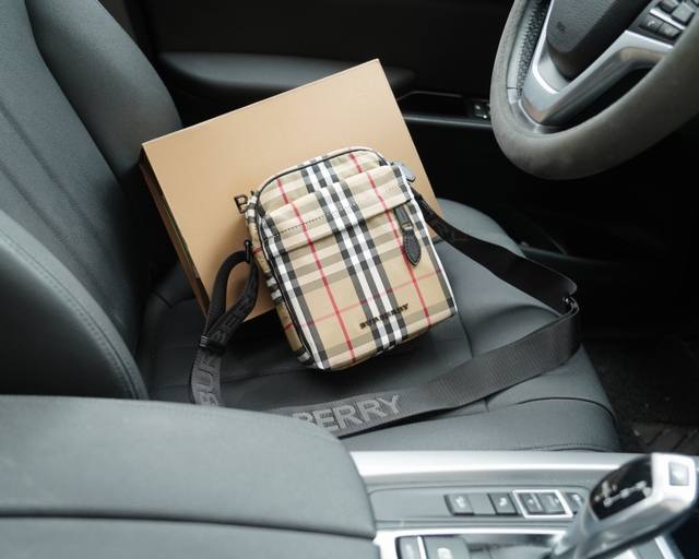 巴宝莉 官网同步 高版本 单肩斜挎背包 经典不过时之作 原单布料材质 手感细腻 深度防水耐磨 非市面普通货 低调奢华 完全不浮夸的款式 日常又时髦 配全套包装折