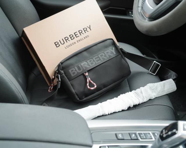 巴宝莉 官网同步 高版本 单肩斜挎背包 经典不过时之作 原单布料材质 手感细腻 深度防水耐磨 非市面普通货 低调奢华 完全不浮夸的款式 日常又时髦 配全套包装折 巴宝莉 官网同步 高版本 单肩斜挎背包 经典不过时之作 原单布料材质 手感细腻 深度防水耐磨 非市面普通货 低调奢华 完全不浮夸的款式 日常又时髦 配全套包装折